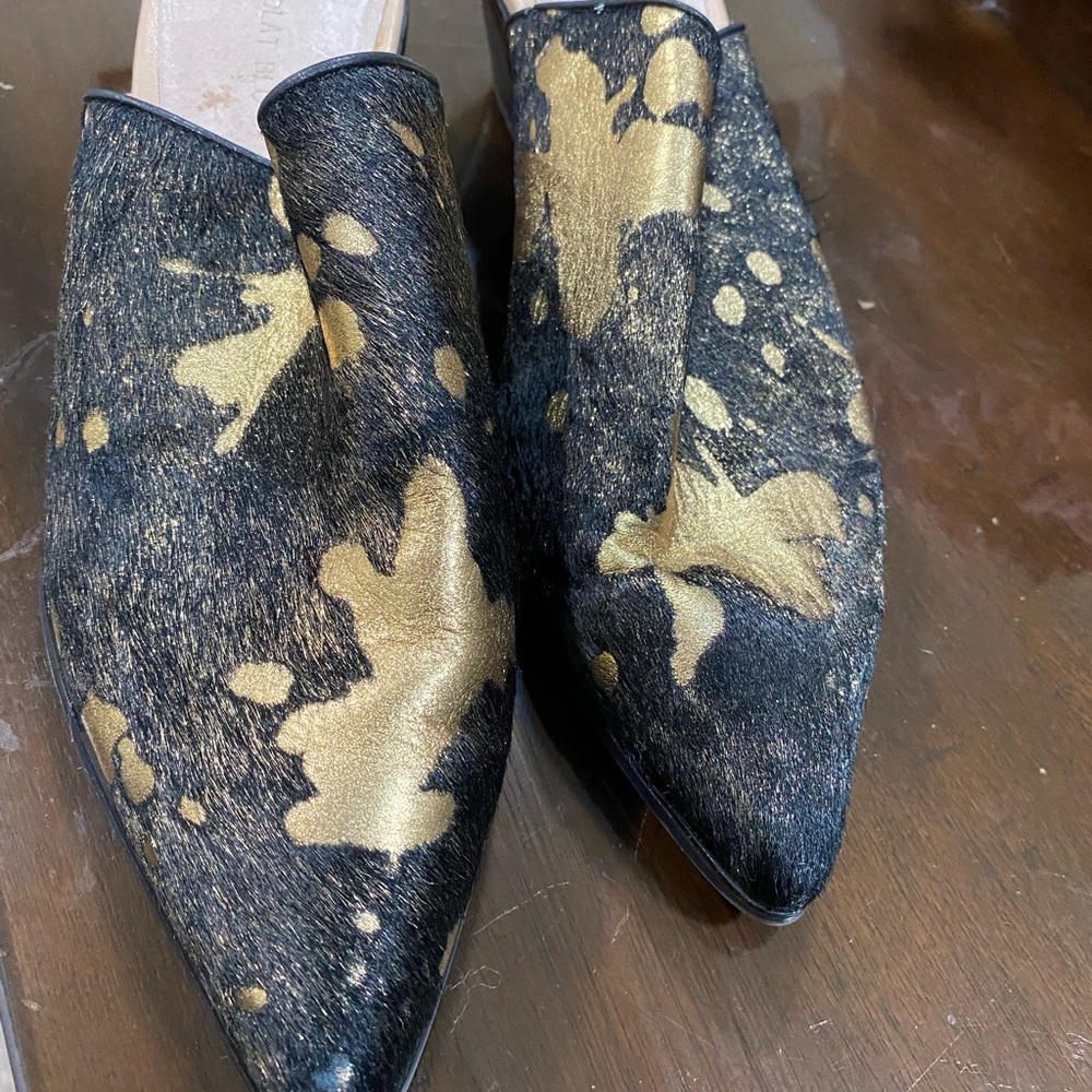 Chocolat blu Clint Black Gold calf hair women’s mule
Fairly use.